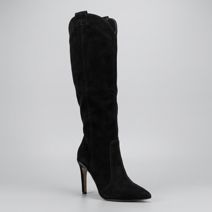 Calzature donna eleganti: stivali alti western con tacco a stiletto e punta affusolata, ideali per la moda autunnale.