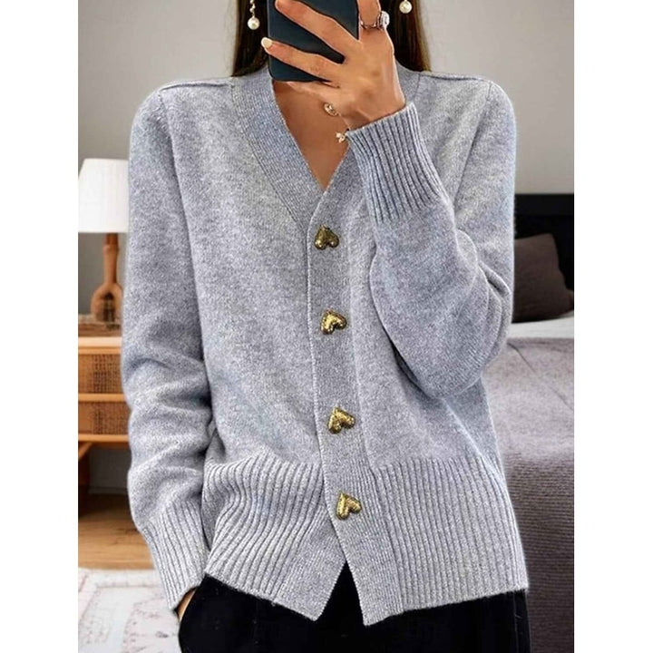 Cardigan donna elegante con scollo a V e bottoni a cuore dorati. Perfetto per outfit casual o ufficio.