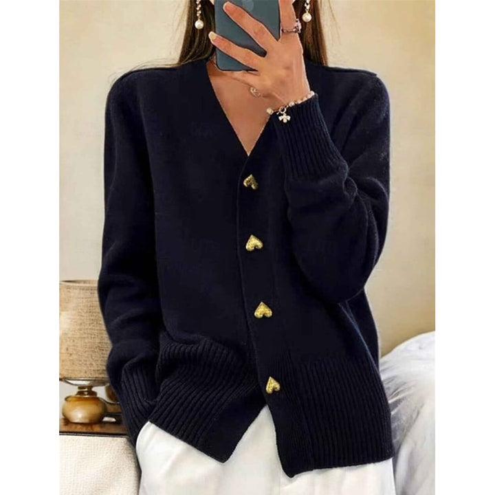 Maglieria donna versatile: cardigan scollo V, bottoni cuore. Ideale per comfort quotidiano e moda femminile.
