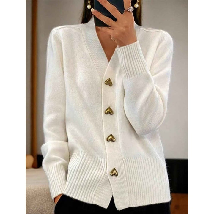 Cardigan donna in maglia, design moderno con scollo a V profondo e bottoni a forma di cuore dorati.