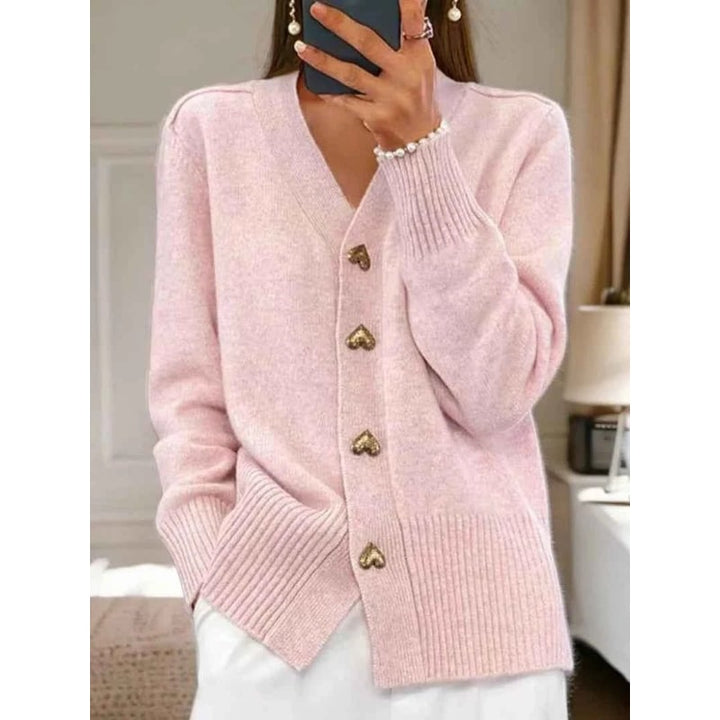 Abbigliamento femminile elegante: cardigan con scollo a V e bottoni cuore dorati. Per un tocco di stile casual.