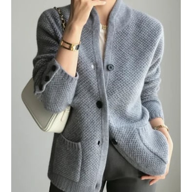 Morbido cardigan donna in maglia con collo alto, tasche funzionali e bottoni. Abbigliamento versatile per la moda.
