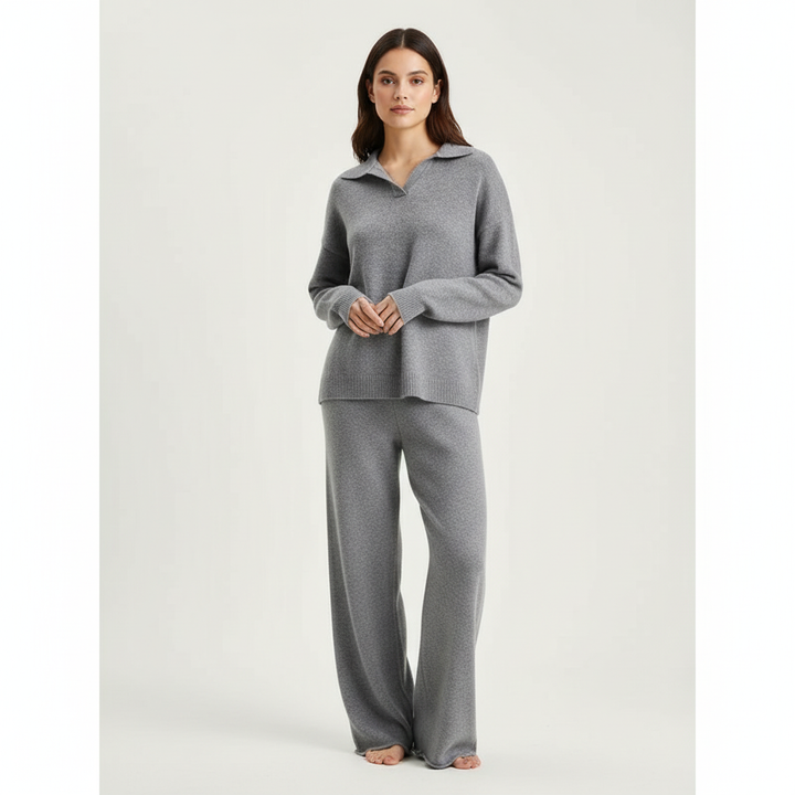 Donna indossa completo lounge elegante con maglia a collo e pantaloni ampi, ideale per relax.