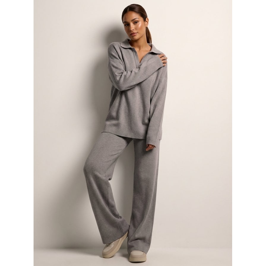 Vista frontale completo lounge donna due pezzi, maglia a collo e pantaloni ampi, stile casual elegante.