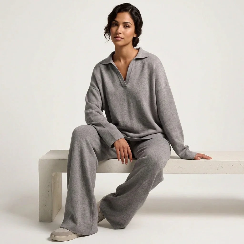 Dettaglio laterale completo lounge donna: pantaloni ampi e maglia a collo, comfort e stile autunno.