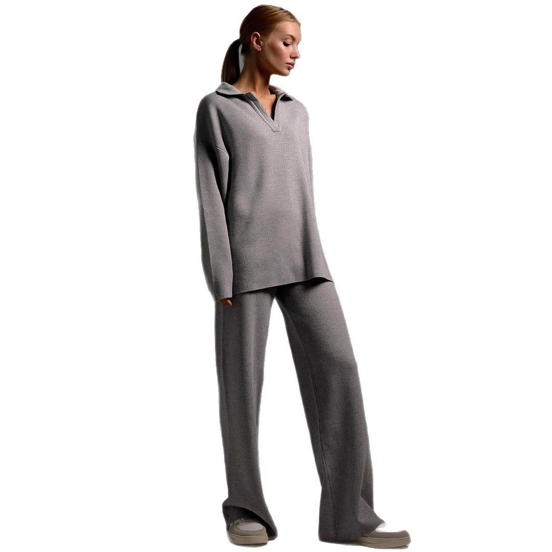 Completo lounge donna elegante, set due pezzi con maglia a collo e pantaloni ampi per relax e stile.