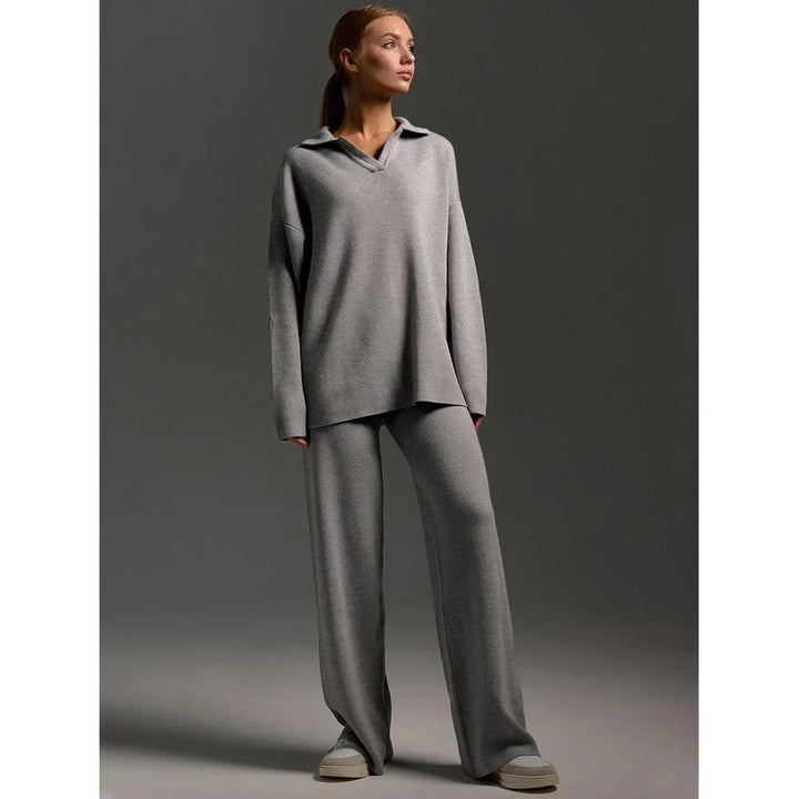 Completo relax donna: Comodo set maglione polo e pantaloni larghi, ideale per abbigliamento casa e relax.