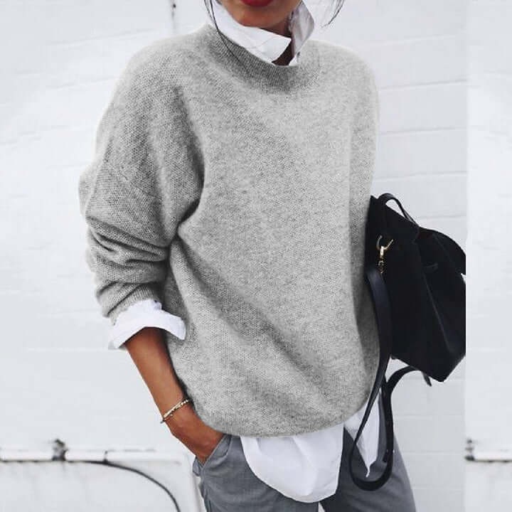Maglione donna oversize casual con girocollo e distintivi polsini a costine, ideale per comfort e stile invernale.