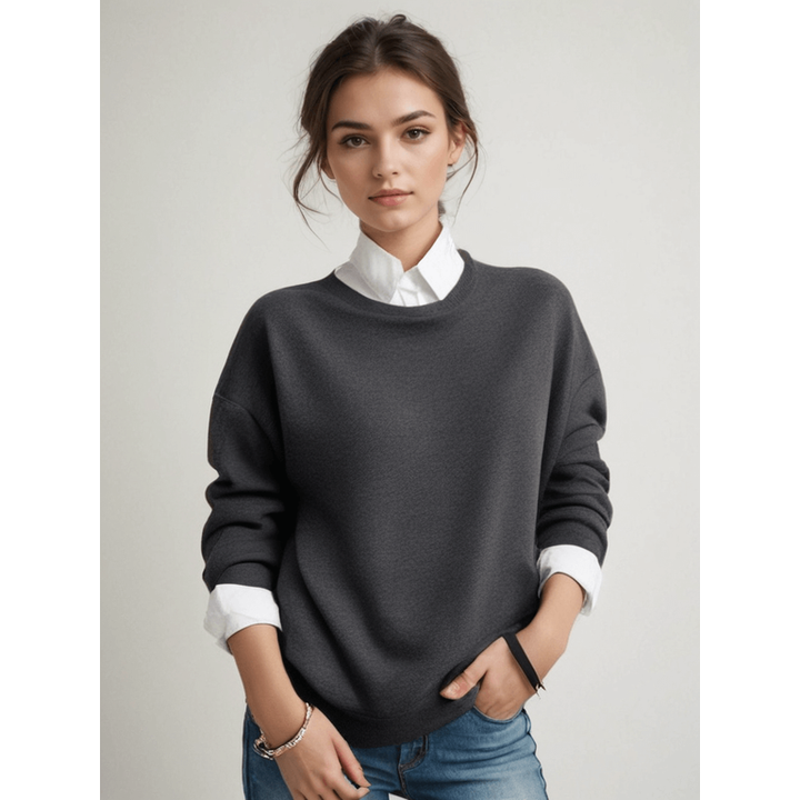 Maglione invernale donna oversize a girocollo, caldo e comodo, con eleganti polsini a costine. Stile casual.