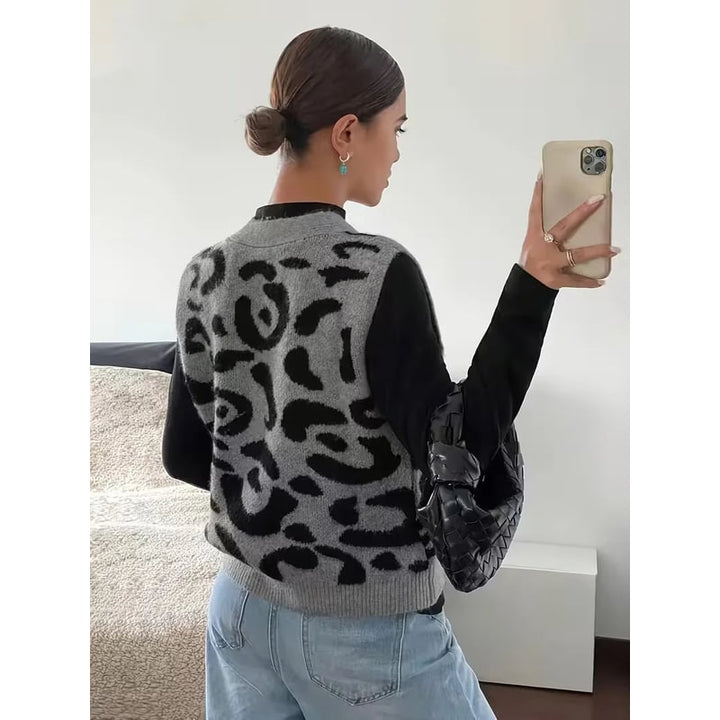 Chic gilet smanicato donna in maglia con audace stampa leopardo e scollo a V. Abbigliamento versatile.
