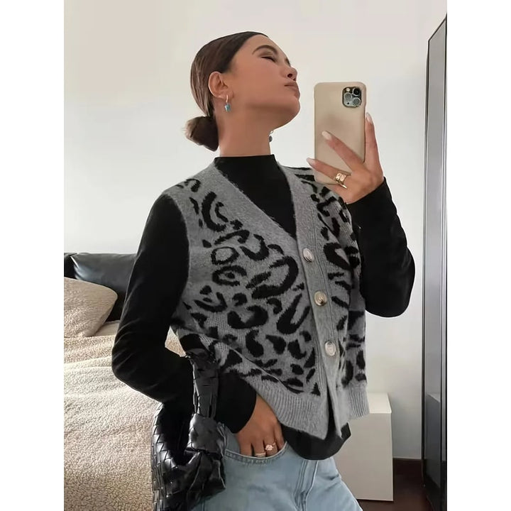 Gilet in maglia smanicato da donna con vibrante stampa leopardo. Un capo trendy per la tua primavera.