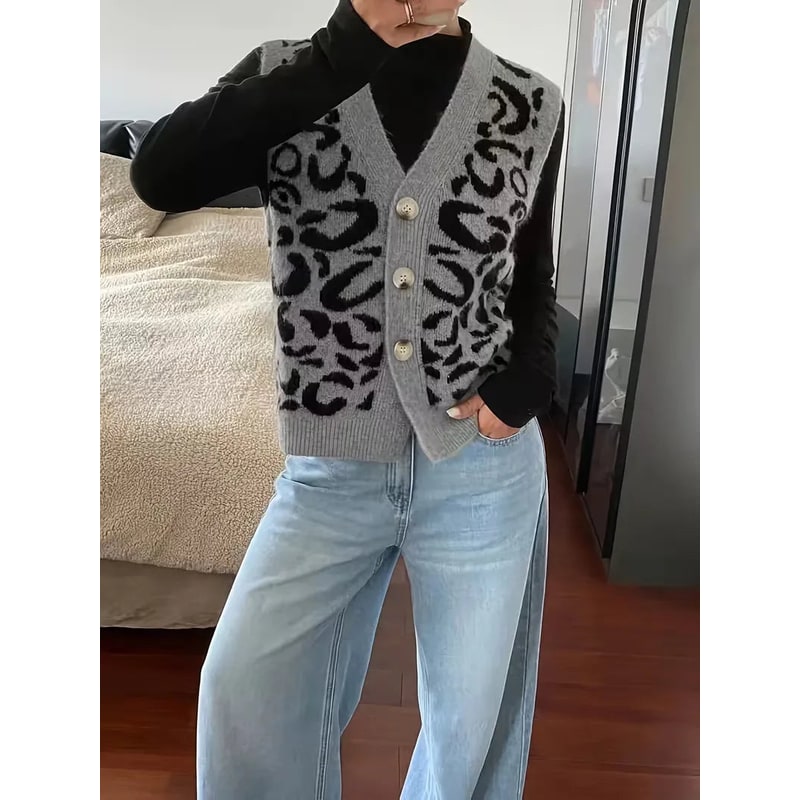 Dettaglio texture: gilet donna in maglia con scollo a V e stampa leopardo. Stile unico, morbido e confortevole.