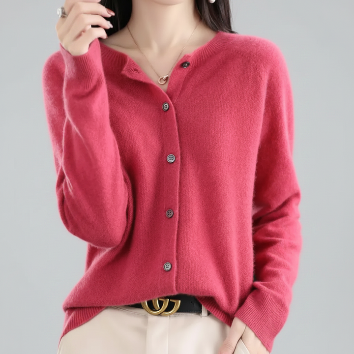 Morbido cardigan da donna con bottoni, ideale per stratificazioni casual o chic.