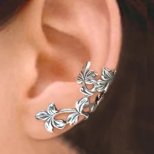 Orecchino ear cuff a foglia vintage in argento per donna, senza piercing. Accessorio gioiello stile antico elegante.