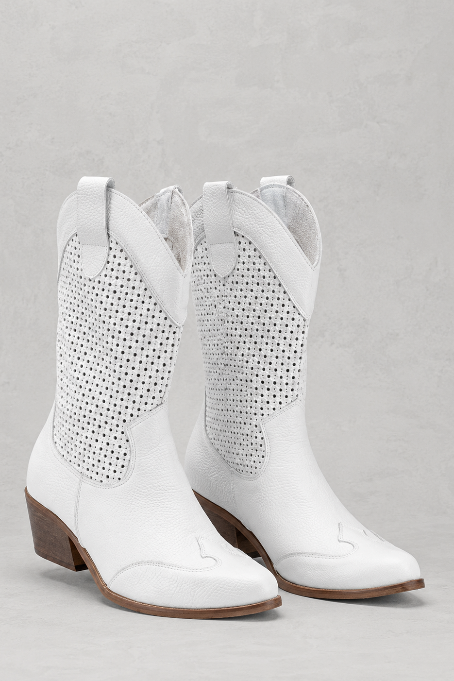 Stivali western alti da donna in pelle traforata, perfetti per look boho-chic estivi e casual.