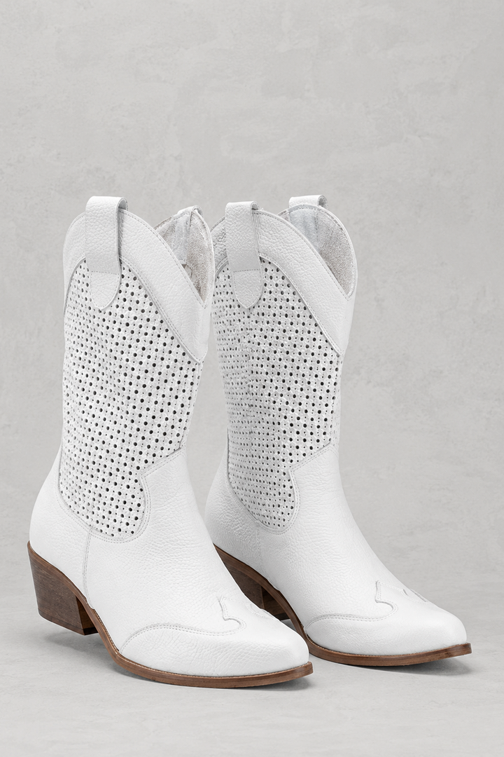 Stivali western alti da donna in pelle traforata, perfetti per look boho-chic estivi e casual.