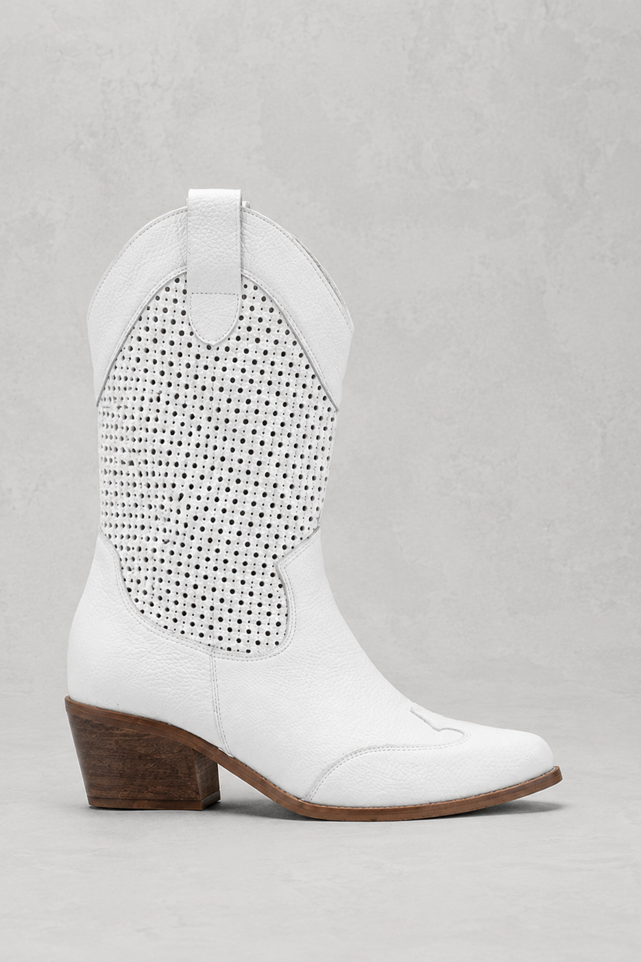 Stivali cowboy donna con elaborato gambale traforato, ideali per la moda estiva o un tocco western elegante.