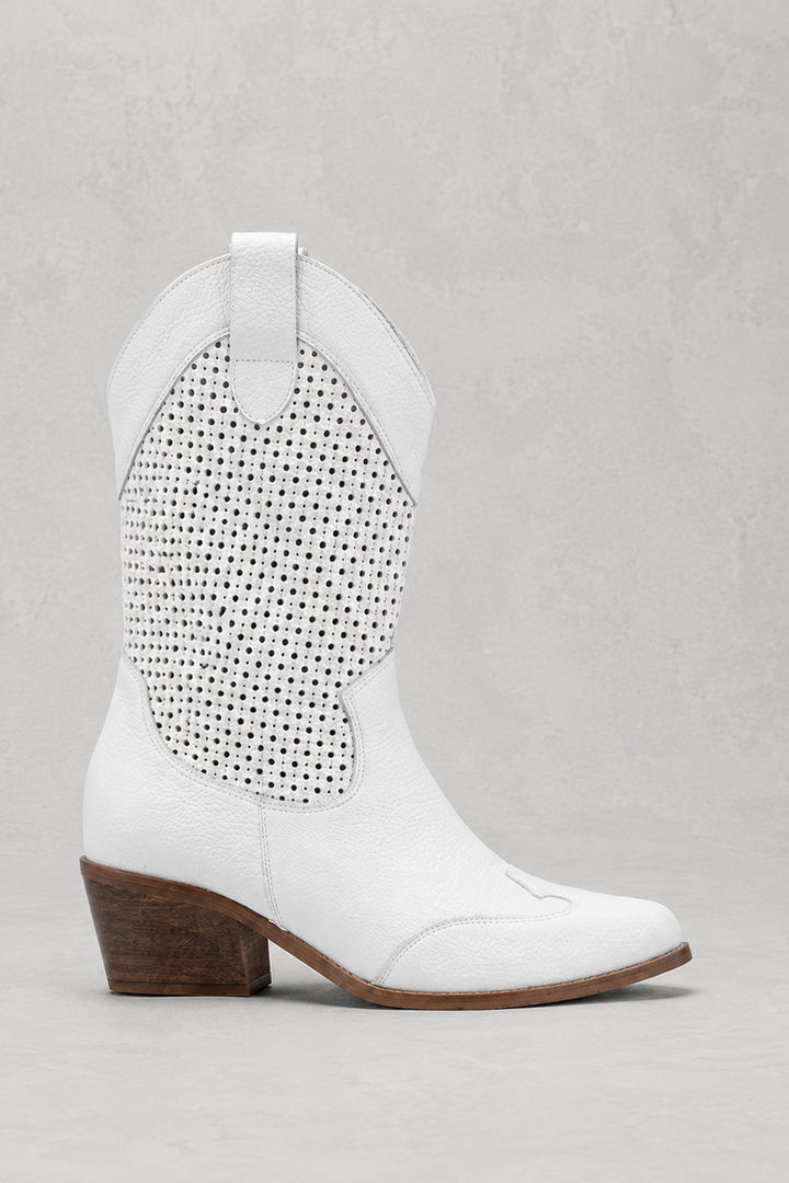 Stivali cowboy donna con elaborato gambale traforato, ideali per la moda estiva o un tocco western elegante.