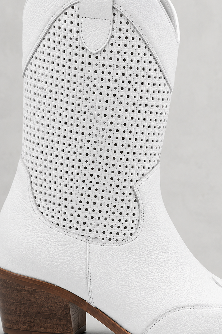 Stivali alti da donna stile cowboy con comodo tacco grosso e dettagli traforati per un look casual moda.