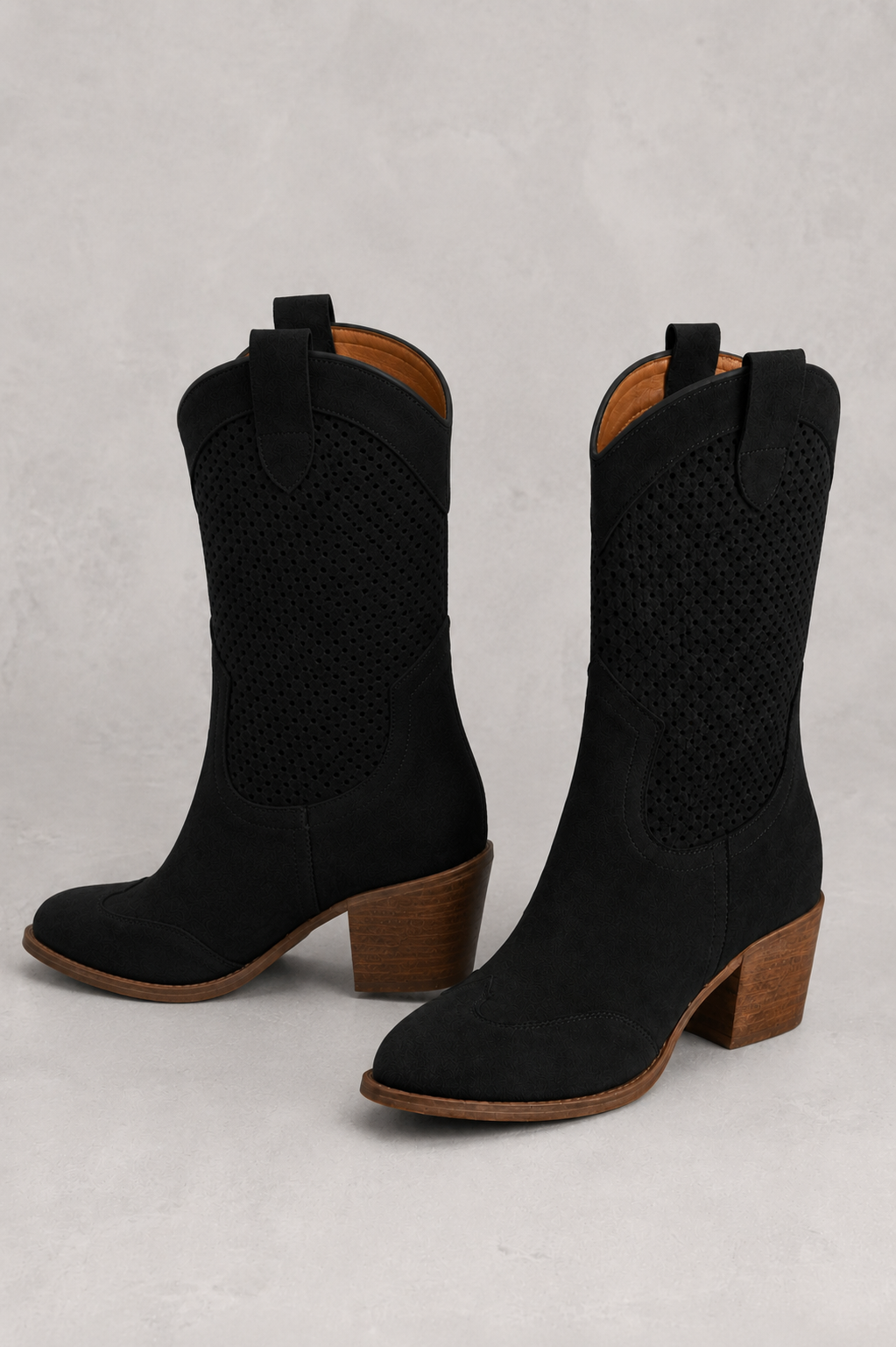 Calzature donna: stivali cowboy bianchi con gambale traforato, versatili per outfit western, boho o estivi.
