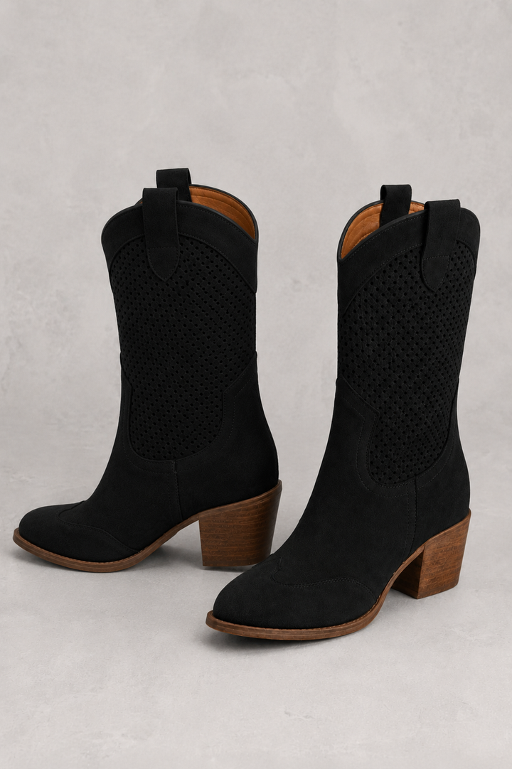 Calzature donna: stivali cowboy bianchi con gambale traforato, versatili per outfit western, boho o estivi.