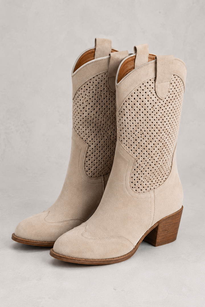 Stivali cowboy donna di tendenza, con design traforato sul gambale e robusto tacco grosso. Stile moderno.