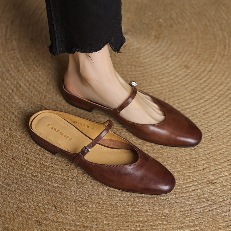 Mules Mary Jane basse da donna nere con cinturino, punta a mandorla. Eleganti e comode per ufficio e tempo libero.