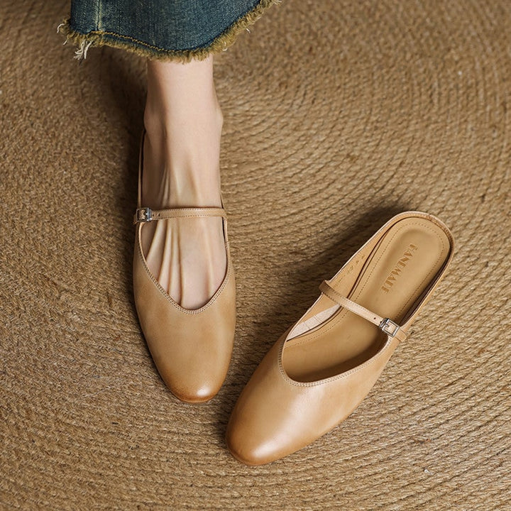 Mary Jane mules basse con cinturino e punta a mandorla, in tessuto bouclé rosa. Un tocco di originalità.