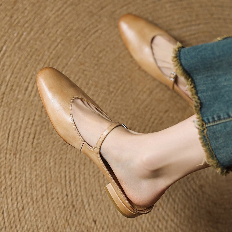 Scarpe basse donna, mules Mary Jane con cinturino a T e punta a mandorla. Design unico e comfort.
