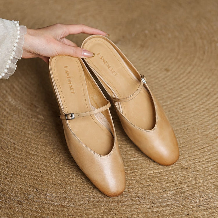 Calzature versatili, mules Mary Jane basse con cinturino e punta a mandorla. Adatte ad ogni stile.