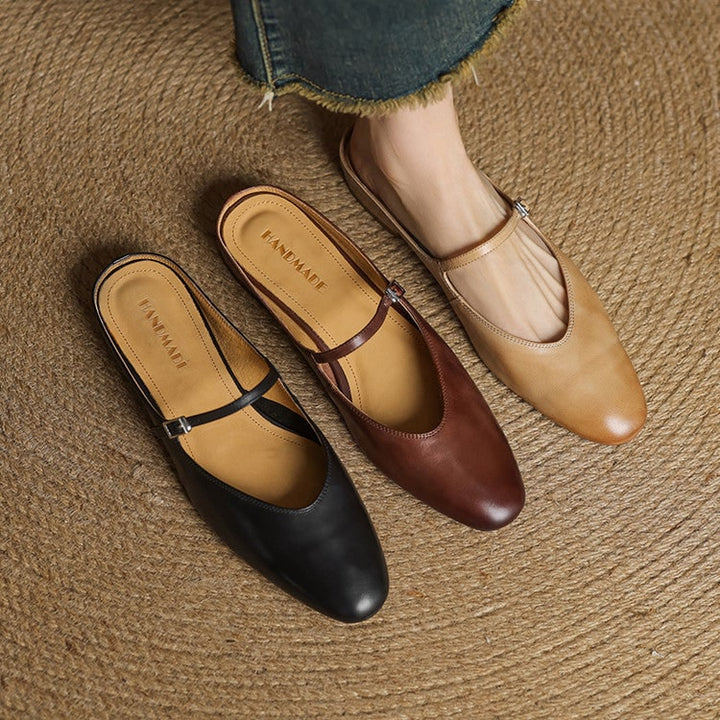 Mules basse Mary Jane in pelle vegana nera, cinturino e punta a mandorla. Scelta etica ed elegante.