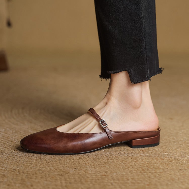 Mules donna Mary Jane beige con cinturino e punta a mandorla, perfette per un look versatile ed elegante.