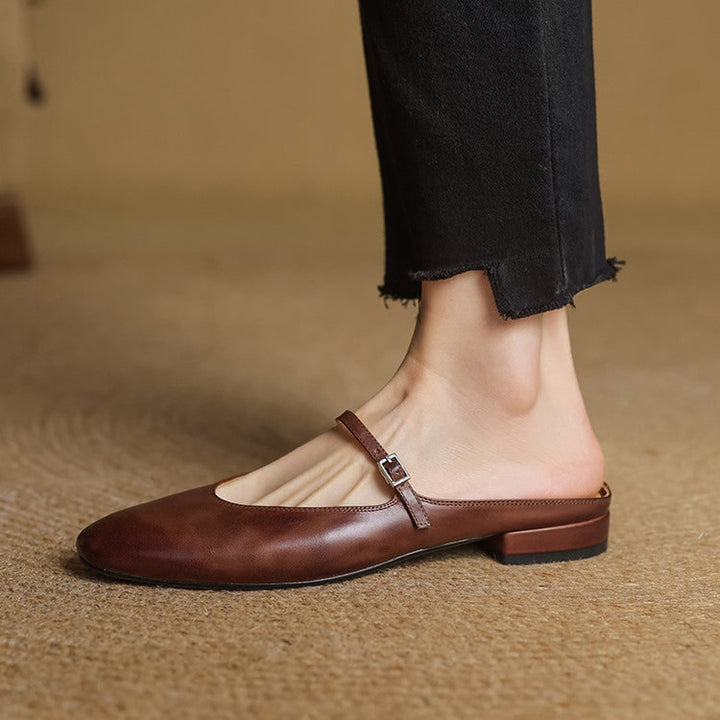 Mules donna Mary Jane beige con cinturino e punta a mandorla, perfette per un look versatile ed elegante.