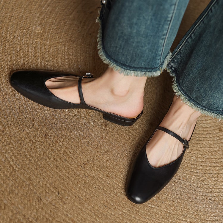 Mules Mary Jane rosse, basse con cinturino e punta a mandorla. Aggiungi un pop di colore al tuo look.