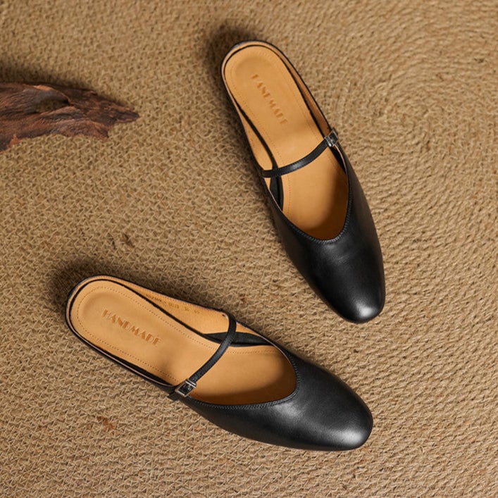 Mules Mary Jane da donna con cinturino regolabile e punta a mandorla. Calzata perfetta e comfort.
