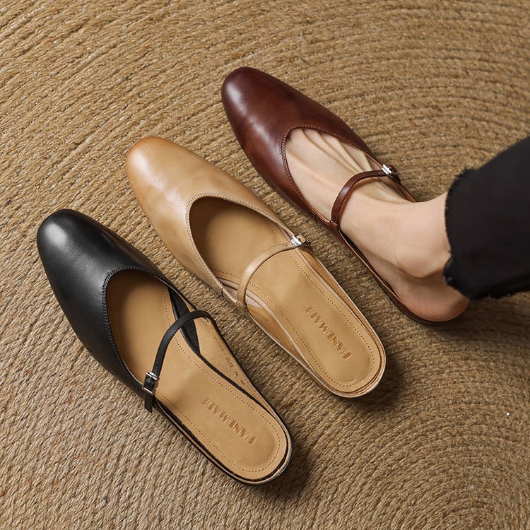 Mules donna Mary Jane in pelle lucida, basse con cinturino e punta a mandorla. Eleganza moderna.