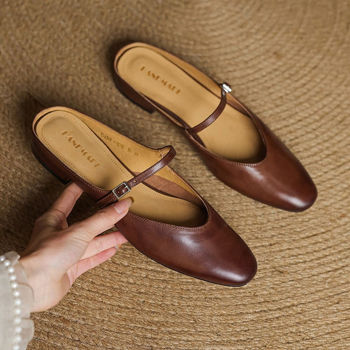 Scarpe basse Mary Jane da donna in pelle scamosciata blu, cinturino e punta a mandorla. Ideali per il comfort.