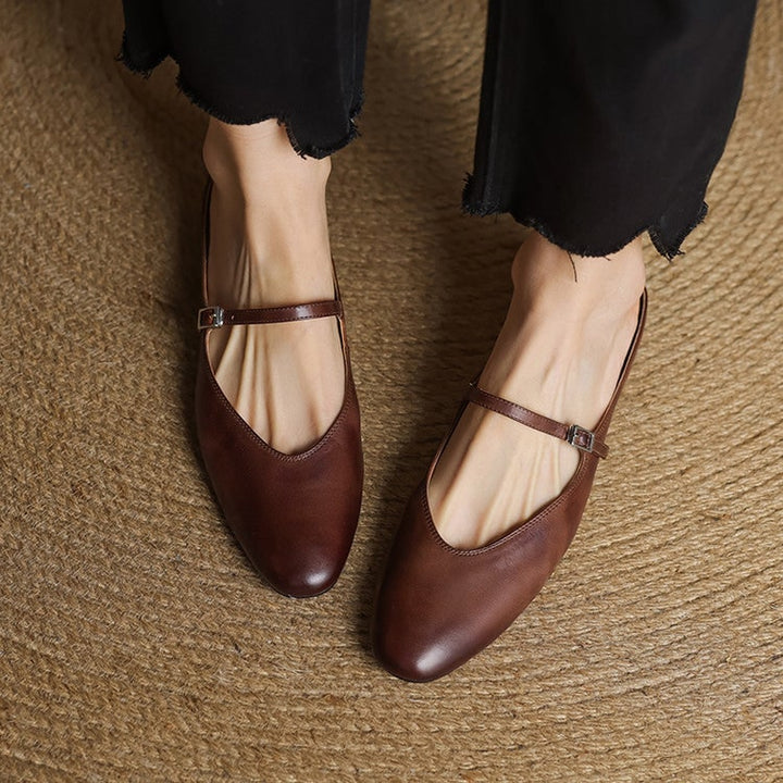 Mules eleganti Mary Jane con cinturino e punta a mandorla, in vernice rossa. Calzature comode per ogni occasione.