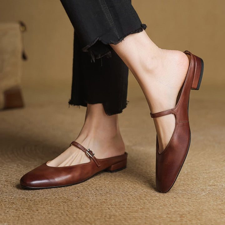Scarpe basse Mary Jane in similpelle marrone, punta a mandorla e cinturino, comode per tempo libero.