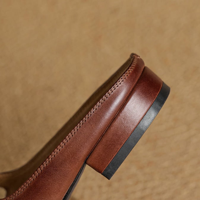 Mules Mary Jane in ecopelle bianca, basse con cinturino sottile e punta a mandorla. Stile fresco e leggero.