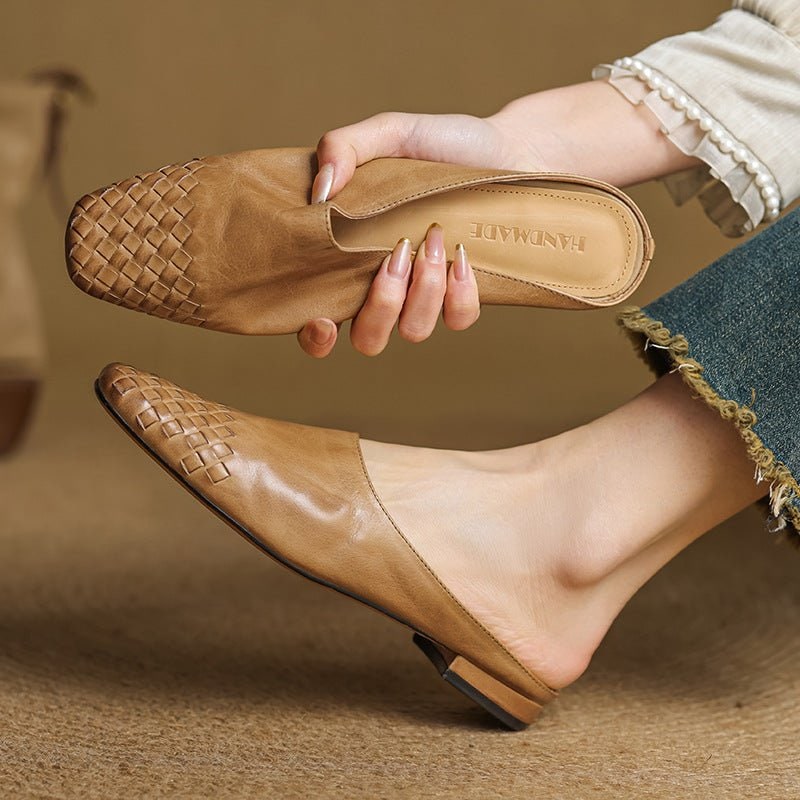 Mule da donna basse nere con punta quadrata intrecciata, stile slip-on. Calzature casual-eleganti comode.