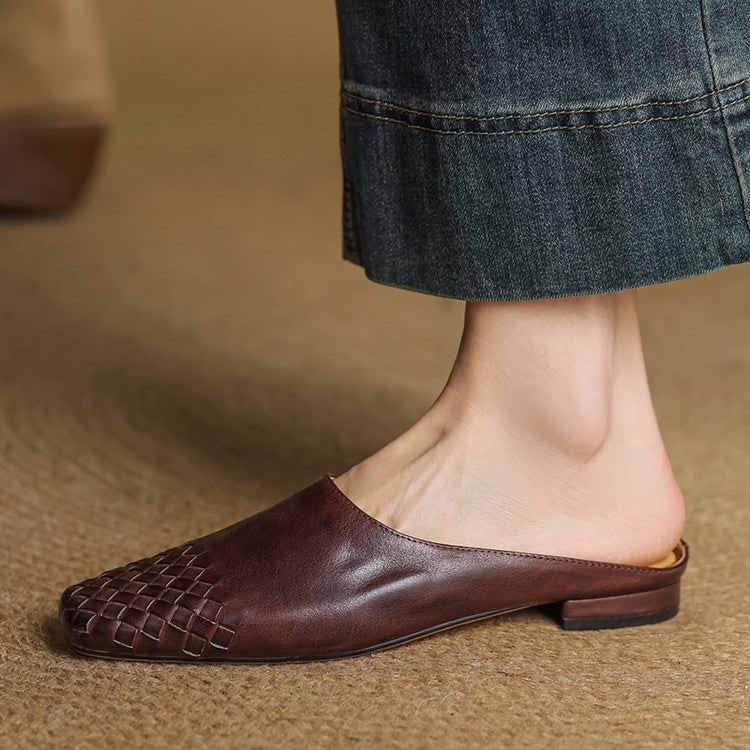 Mule da donna basse in ecopelle intrecciata, con punta quadrata. Calzature slip-on, casual ed eleganti.