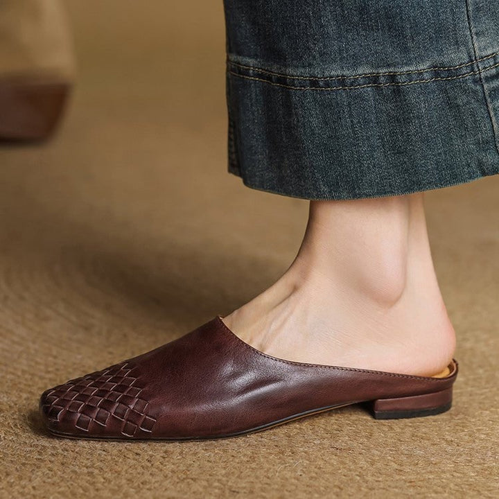 Mule da donna basse in ecopelle intrecciata, con punta quadrata. Calzature slip-on, casual ed eleganti.