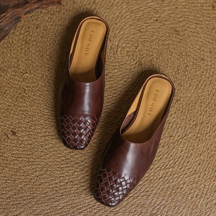Calzature estive: mule donna slip-on in tela intrecciata, basse e con punta quadrata. Look fresco.