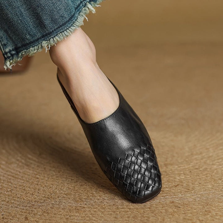 Dettaglio: la raffinata lavorazione intrecciata delle mule basse donna con punta quadrata. Moda chic.