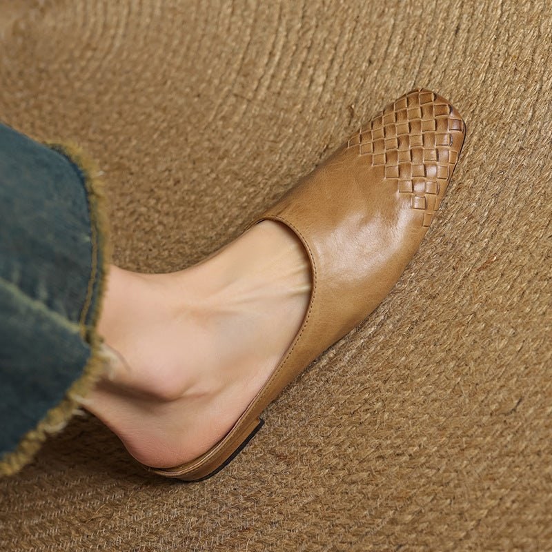 Mule da donna slip-on in similpelle intrecciata, basse e con punta quadrata. Ideali per moda primavera estate.