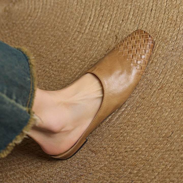 Mule da donna slip-on in similpelle intrecciata, basse e con punta quadrata. Ideali per moda primavera estate.