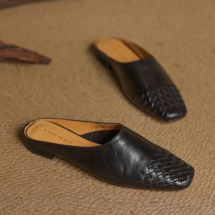 Mule donna basse in pelle scamosciata intrecciata, con punta quadrata. Stile slip-on per massimo comfort.