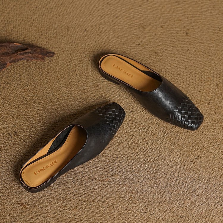 Le nostre mule donna basse: punta quadrata, design intrecciato e stile slip-on. Perfette per l'estate.