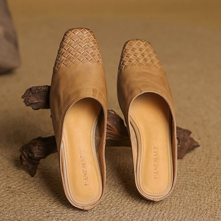 Mule donna eleganti bianche, basse con punta quadrata intrecciata. Scarpe comode e chic per l'estate.